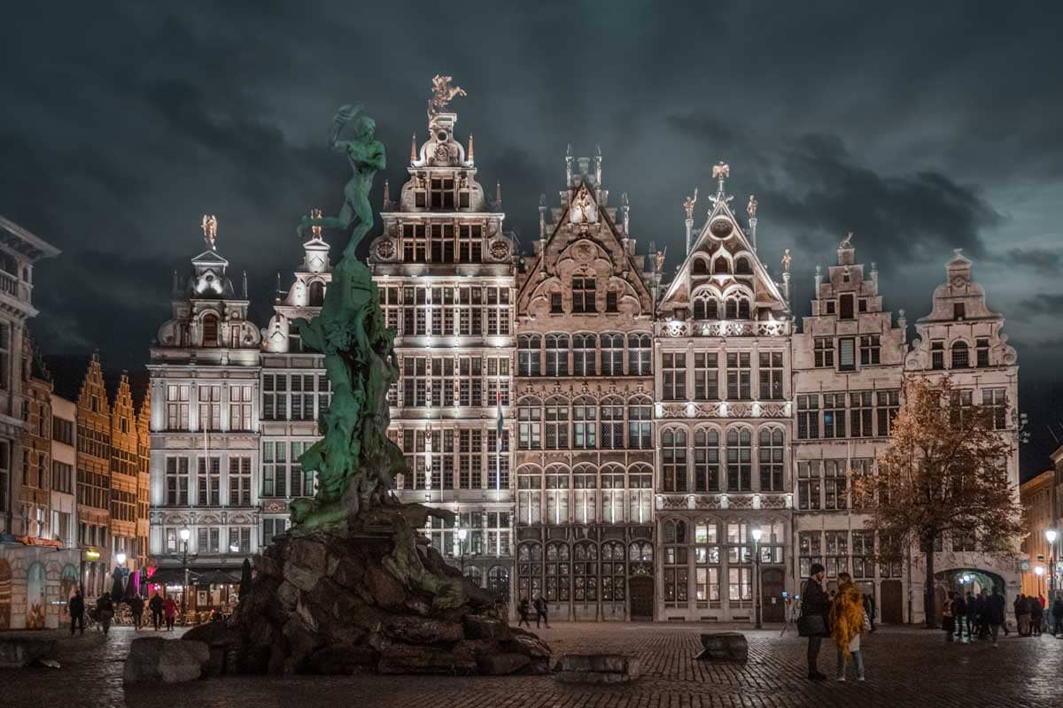 Gildenhuisjes op Grote Markt Antwerpen bij nacht | Stadsfotografie