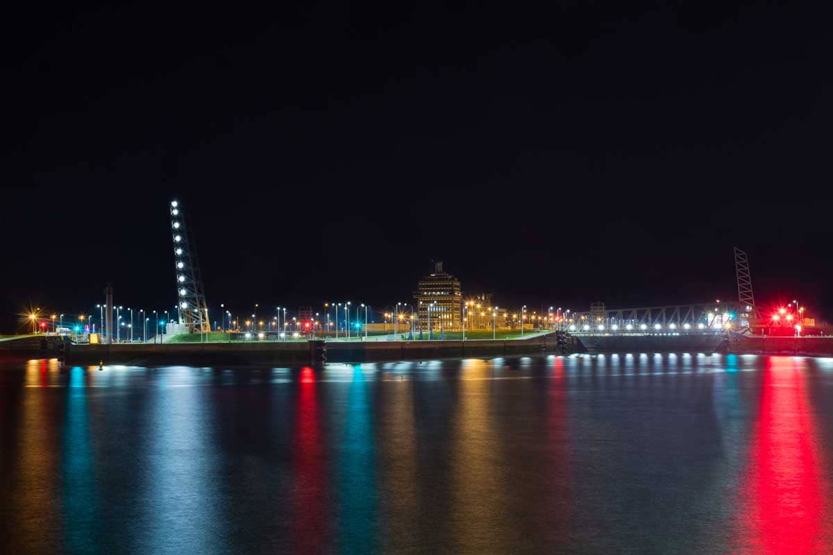 Kleurrijke verlichte nachtscène met zicht op Berendrechtsluis in Haven van Antwerpen