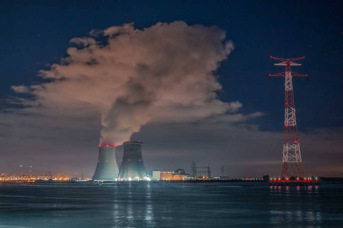 Rivier De Schelde met koeltorens van kernreactor Doel en enorme condensatiewolk