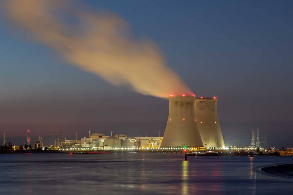 Nachtuitzicht in de haven van Antwerpen met verlichte koeltorens Doel