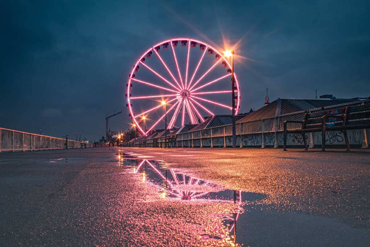 Reflectie van het reuzenrad op het Steenplein in Antwerpen