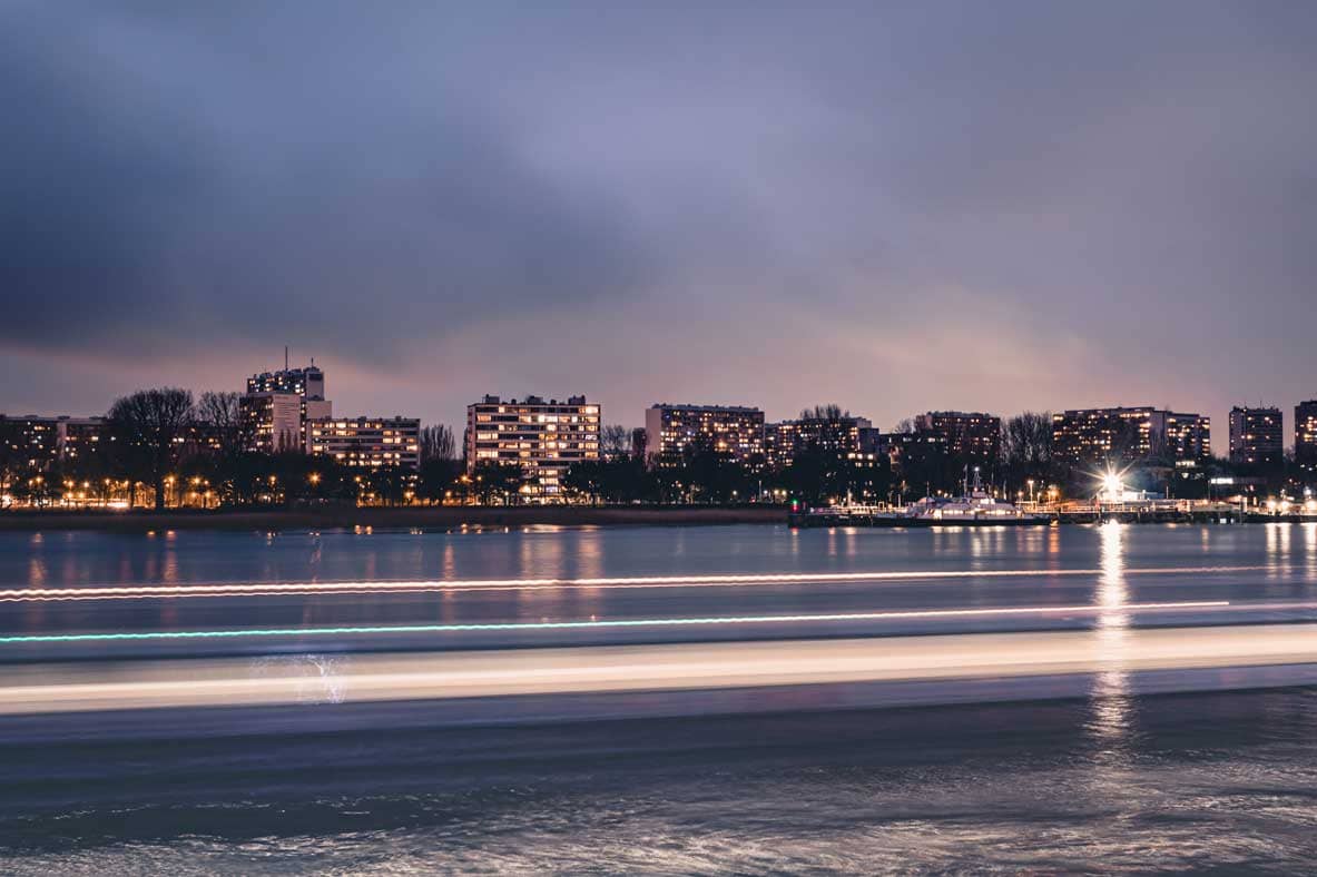 Lighttrails op de Schelde met zicht op Linkeroever, Antwerpen