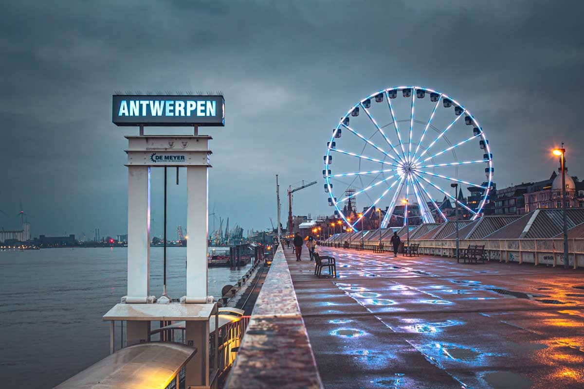 Avondlijke foto van de Scheldekaai met reuzenrad in Antwerpen