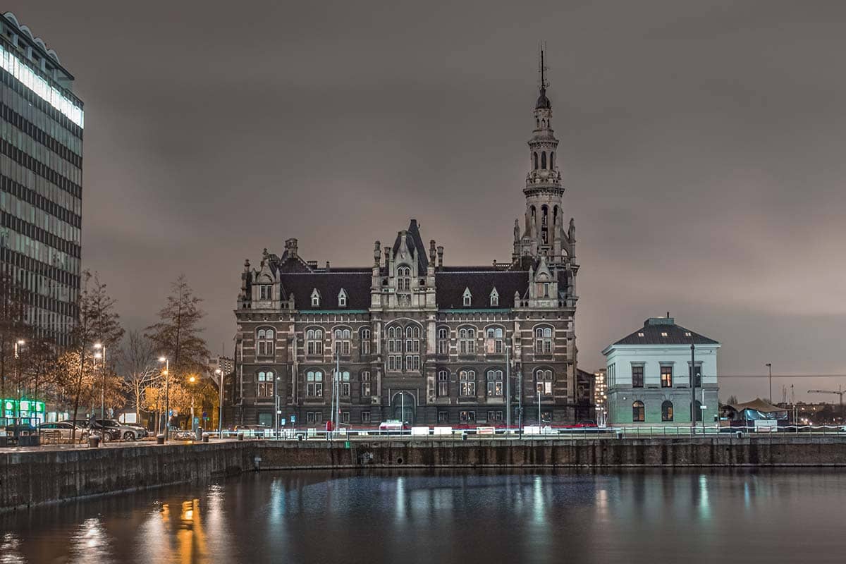 Het prachtige gebouw van het Loodswezen in Antwerpen net na zonsondergang