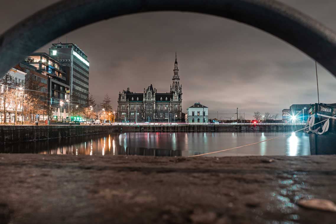 Creatieve framing van het loodswezen gebouw aan de Tavernierkaai in Antwerpen