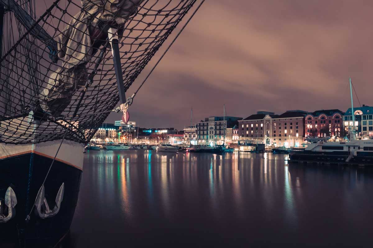 Nachtfoto van de jachthaven bij het MAS in Antwerpen