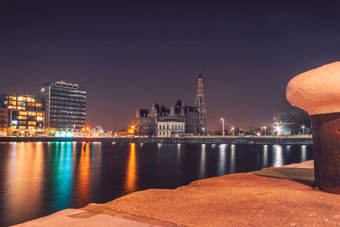 Nachtopname van het Bonapartedok met het gebouw van het loodswezen op de achtergrond