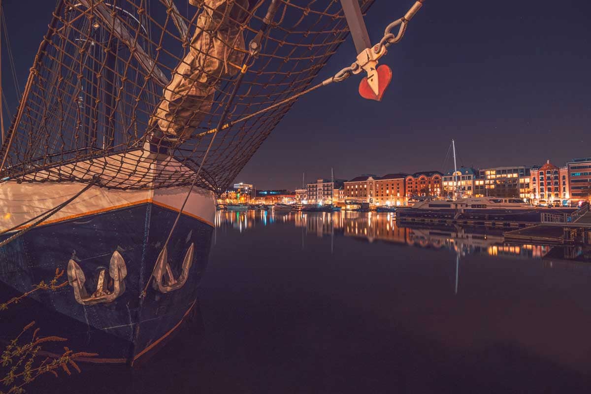 Aangemeerd schip in de jachthaven aan het Willemdok in Antwerpen