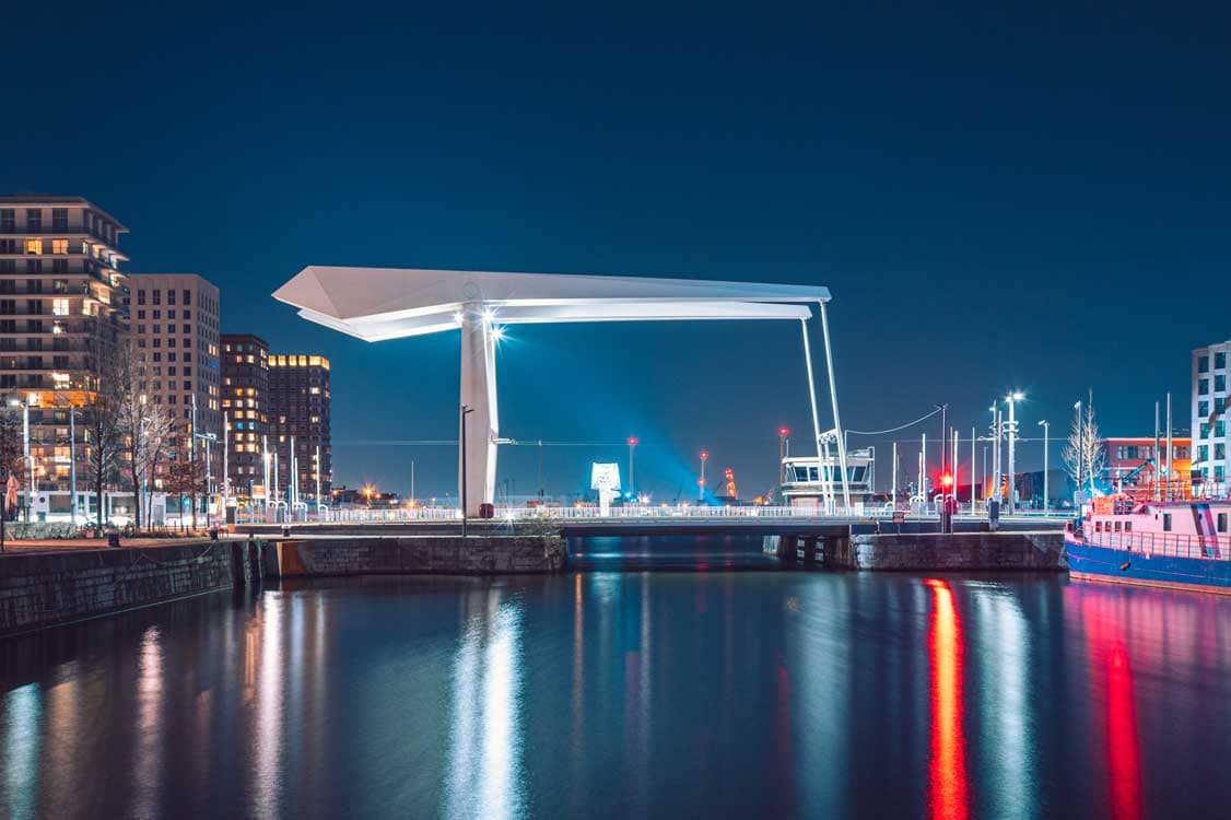 Nachtelijke foto van de Londenbrug aan het Kattendijkdok in Antwerpen