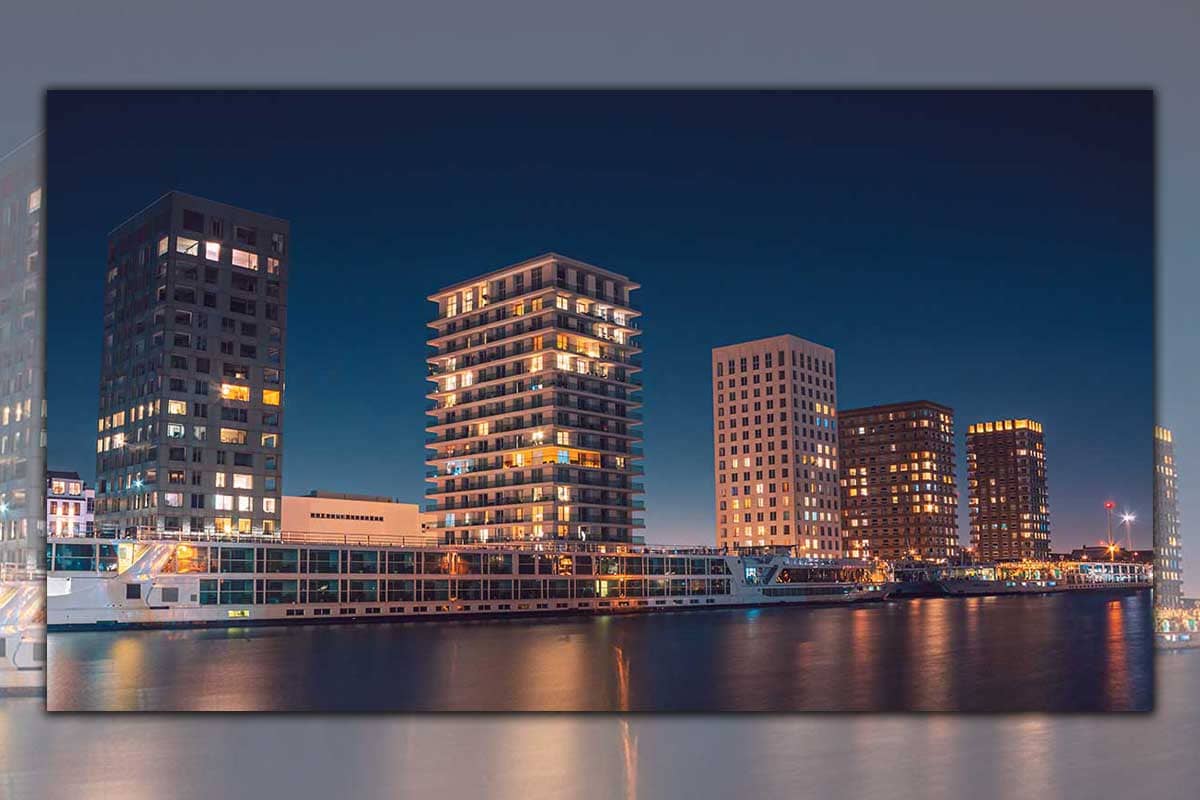 Woontorens en boot aan Kattendijkdok in Antwerpen | Stadsfotografie | Panorama 