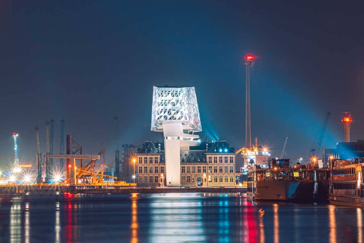 Het Havenhuis in Antwerpen bij nacht