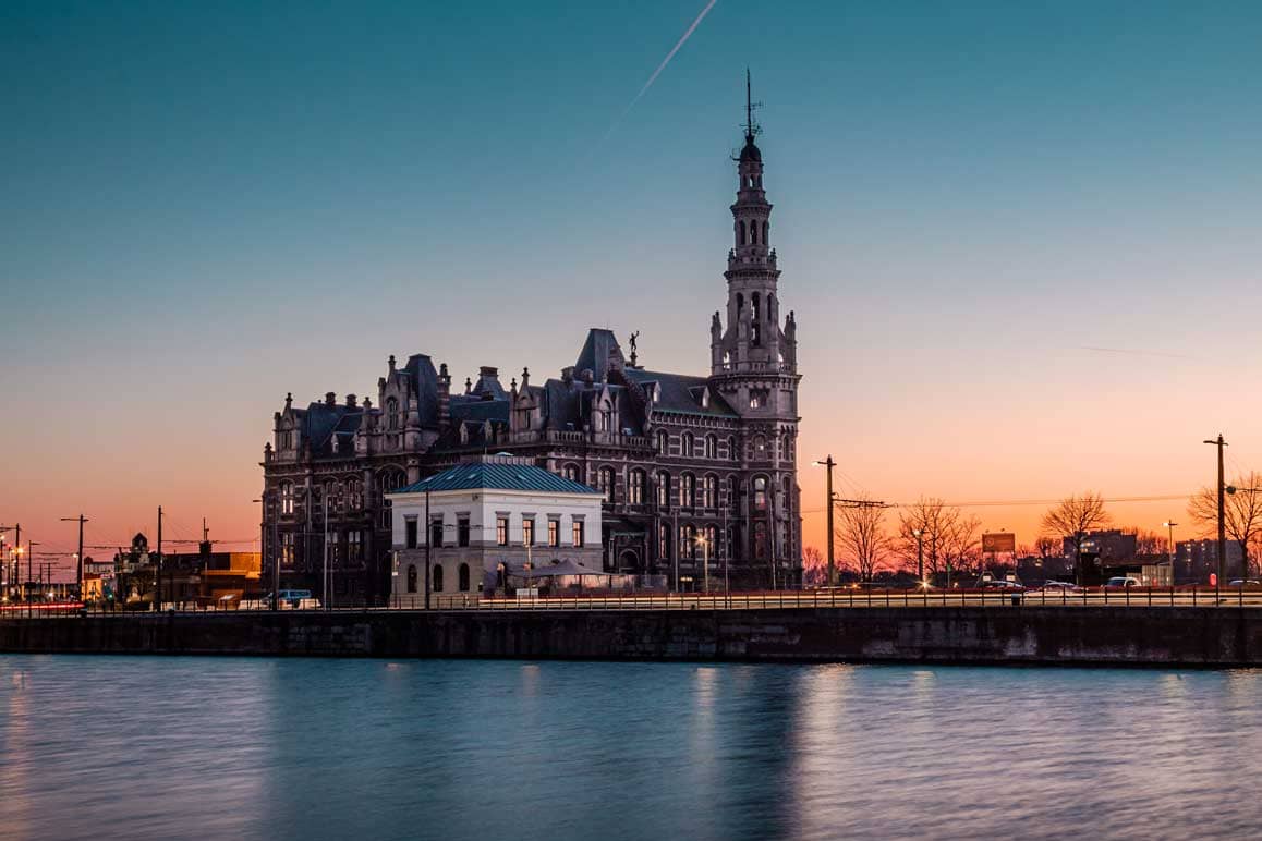 Gebouw van Loodswezen in Antwerpen | Stadsfotografie | Nachtfotografie