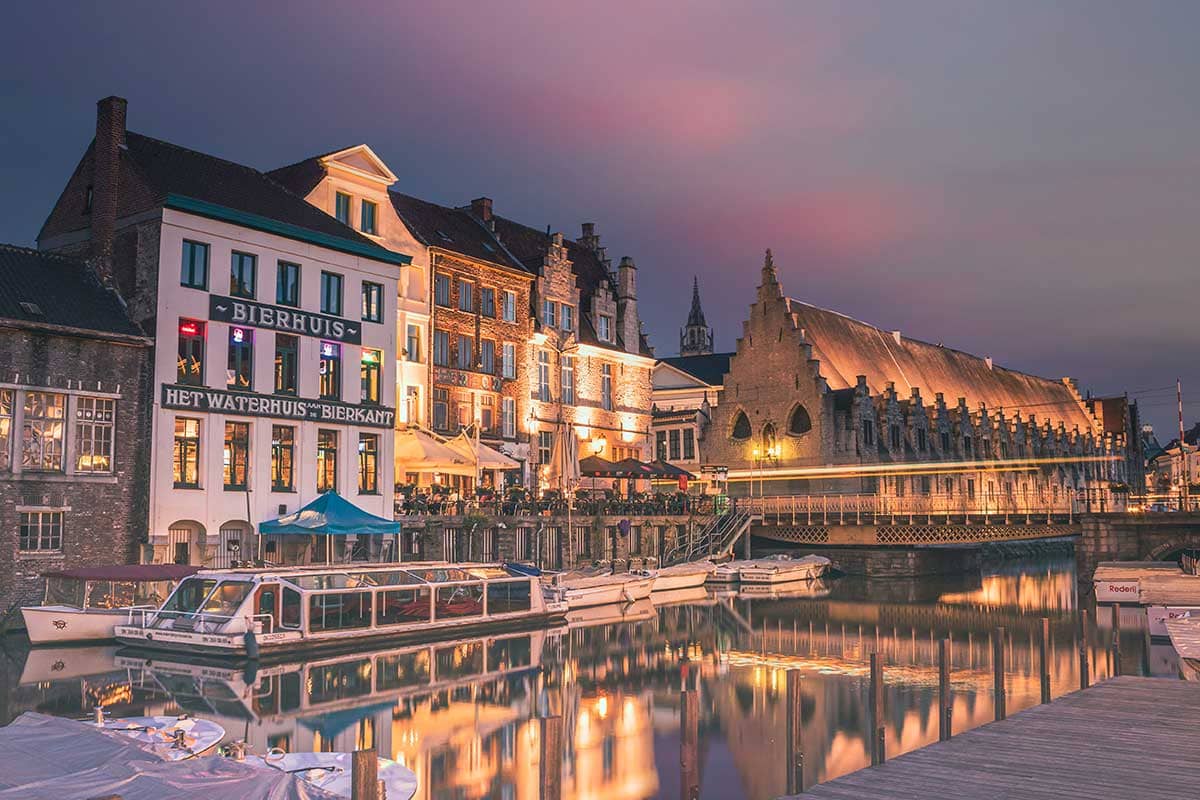 Nachtopname van het Waterhuis aan de Bierkant in de stad Gent