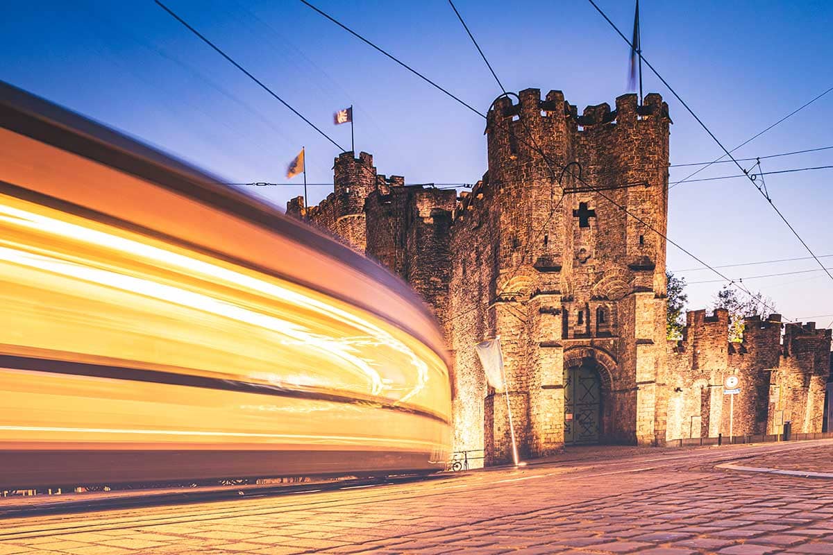 Voorbijrijdende tram aan het Gravensteen in Gent