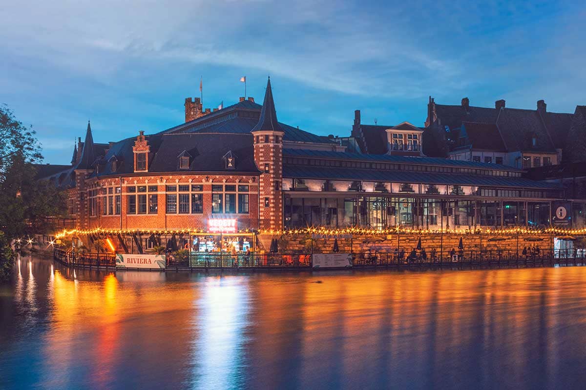 Feestelijke reflectie van de terrasjelichtjes aan de Leie in Gent