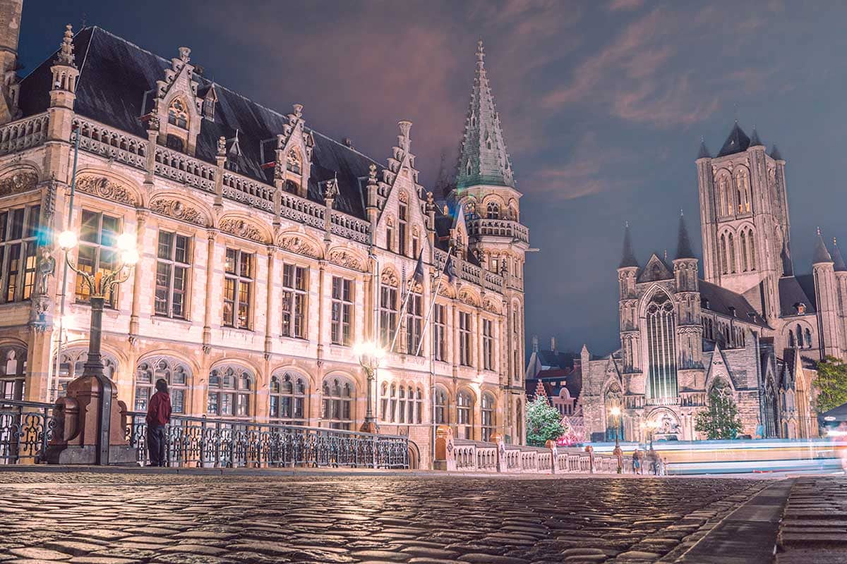 Sprookjesachtige nachtscène aan de Korenmarkt in Gent II