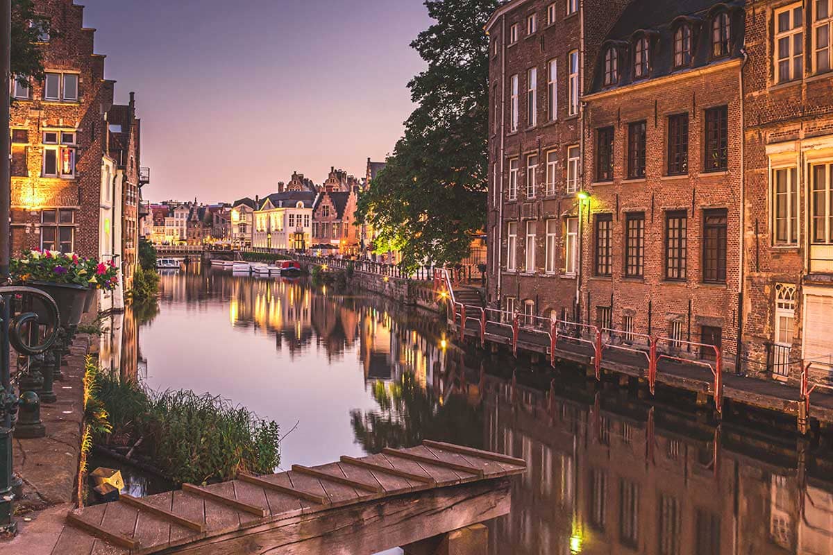 Zicht op de prachtige historische gevels van de Kraanlei langs de Leie in Gent