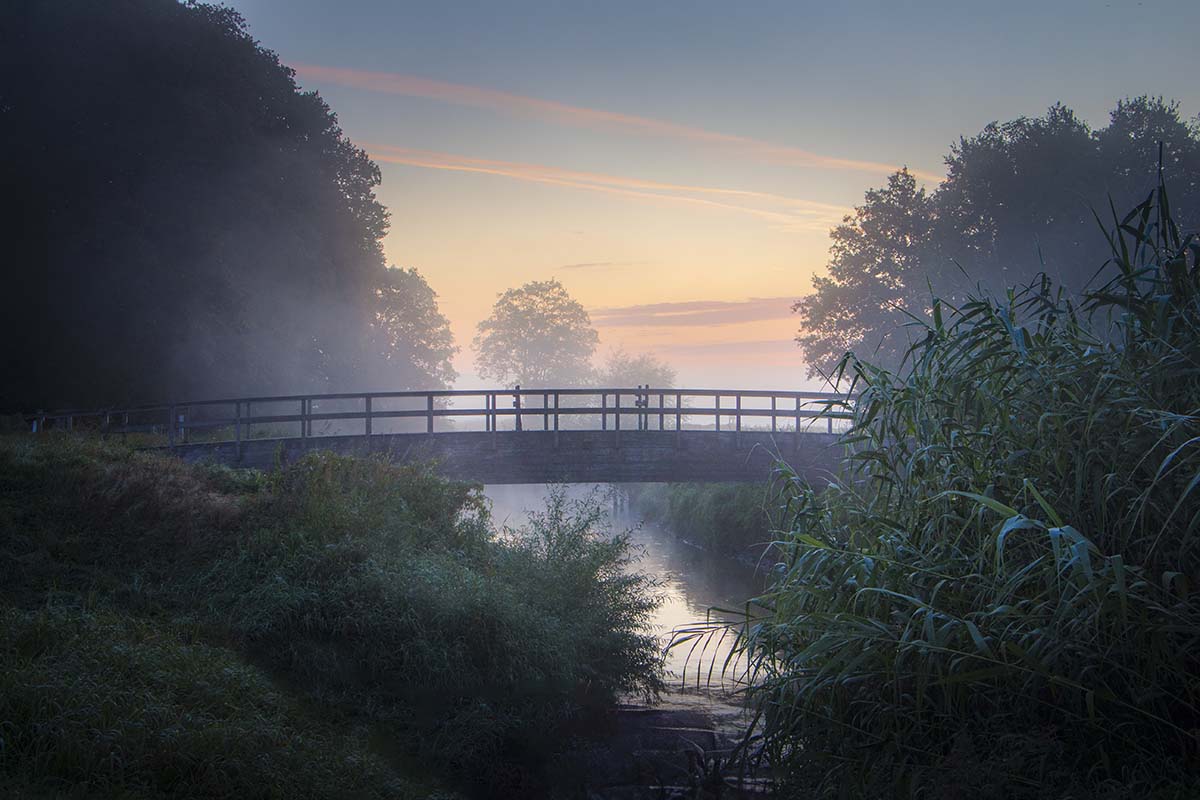 Brugje over de Demer bij een mistige zonsopkomst