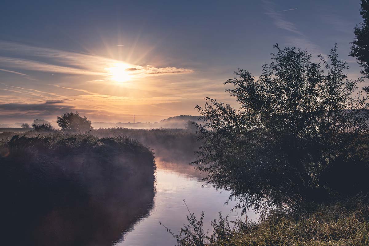 Zonsopkomst op een mistige herfstochtend