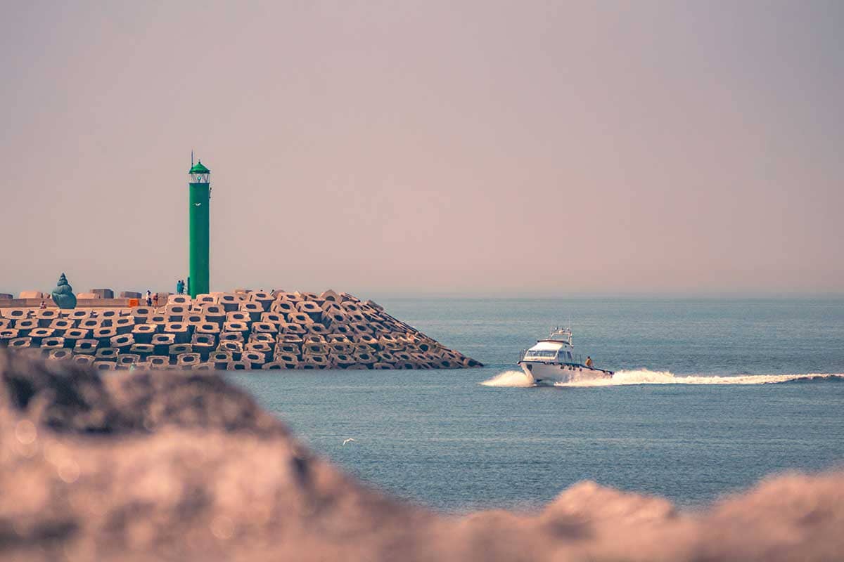 Speedboot in de vaargeul aan de Westelijke strekdam in Oostende (Oosteroever)