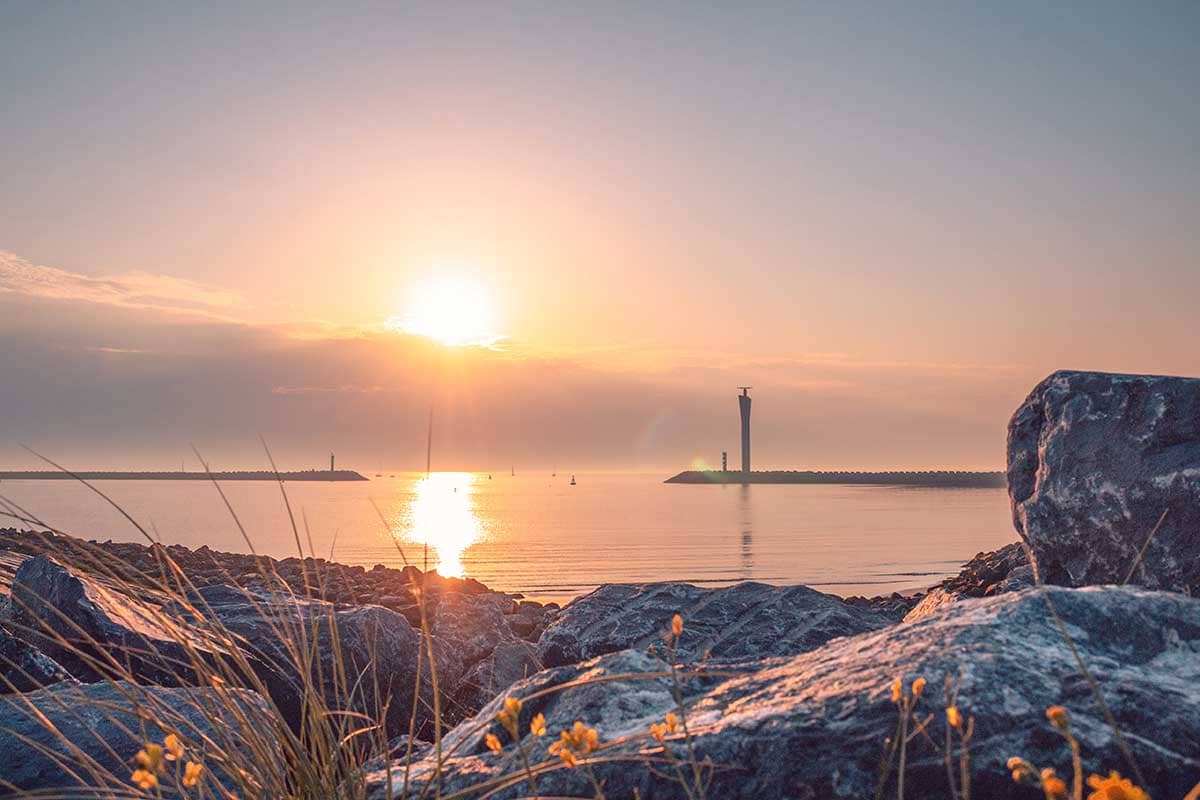 Gouden zonsondergang aan de Oosteroever in Oostende