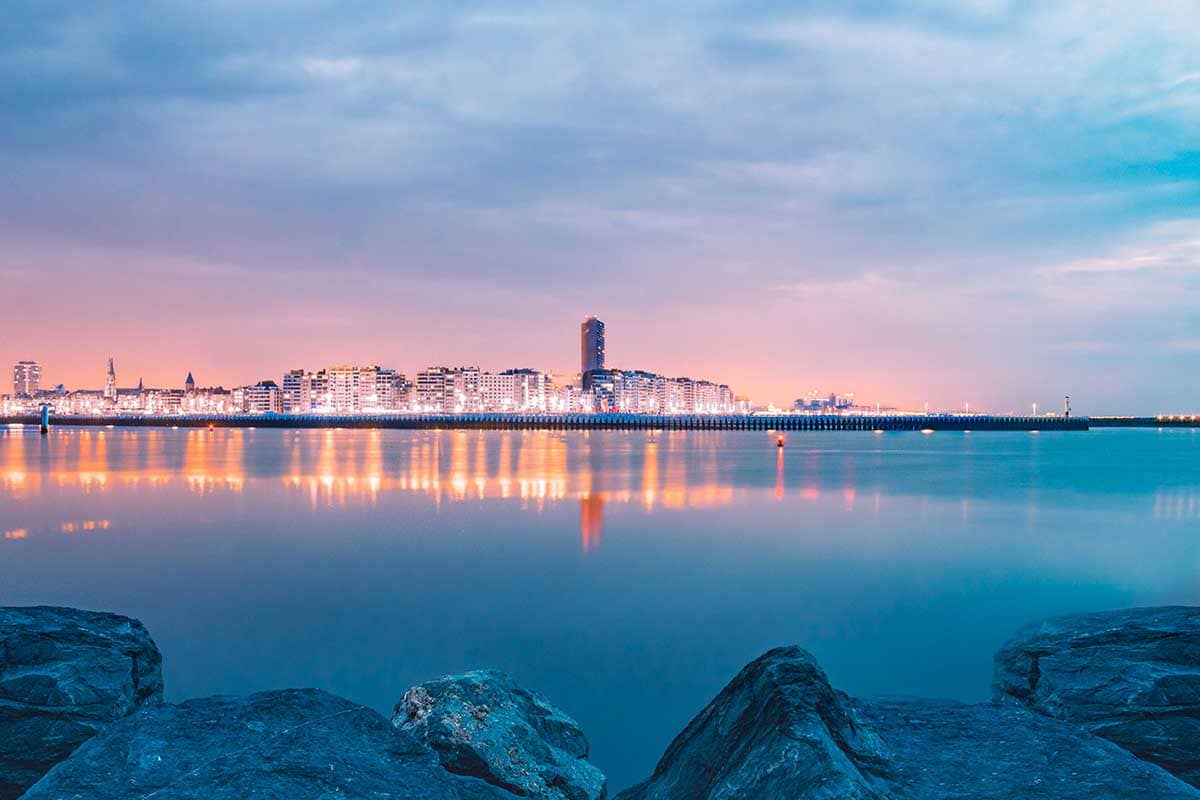 De skyline van Oostende genomen vanop de Oostelijke Strekdam