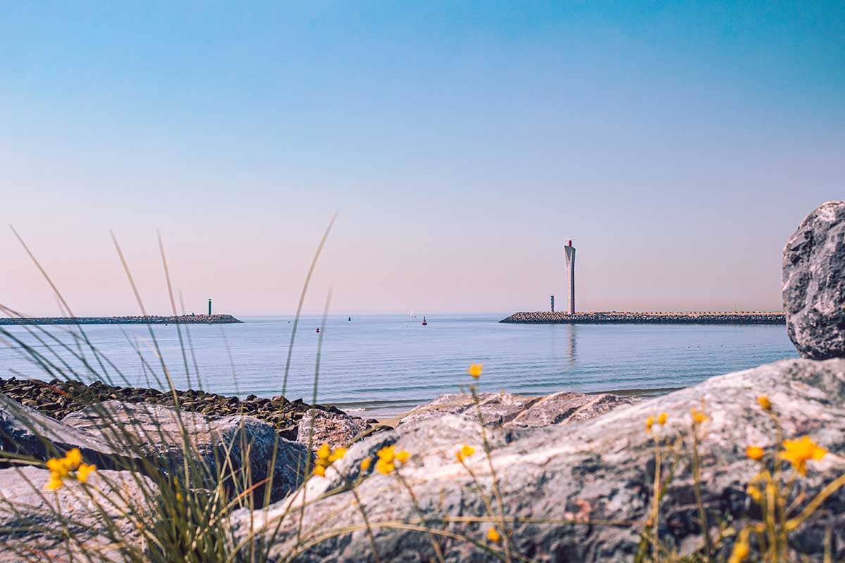 Zicht op de Oostelijke en Westelijke strekdam in Oostende (Oosteroever)