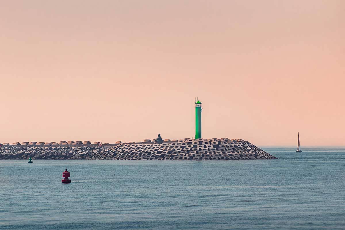 Groene vuurtoren aan de Westelijke strekdam in de haven van Oostende | Landschap