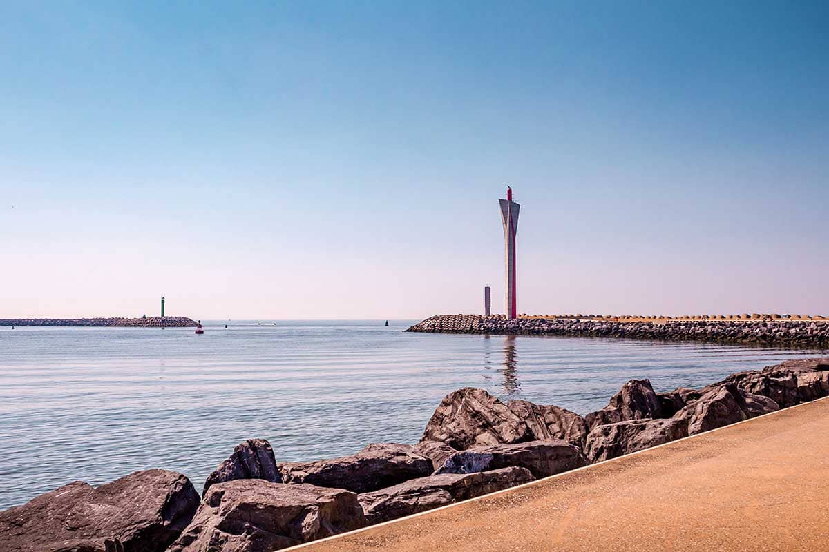 Vaargeul Oostende met radartoren op de Oostelijke strekdam in Oostende