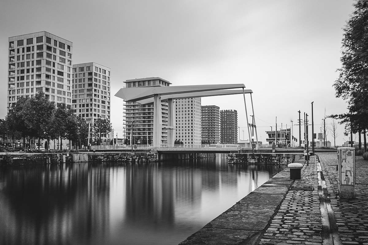 Iconische Londenbrug op het Eilandje, Antwerpen | Zwart-Wit