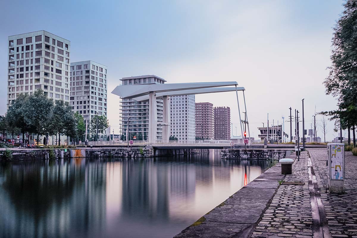 Iconische Londenbrug op het Eilandje, Antwerpen