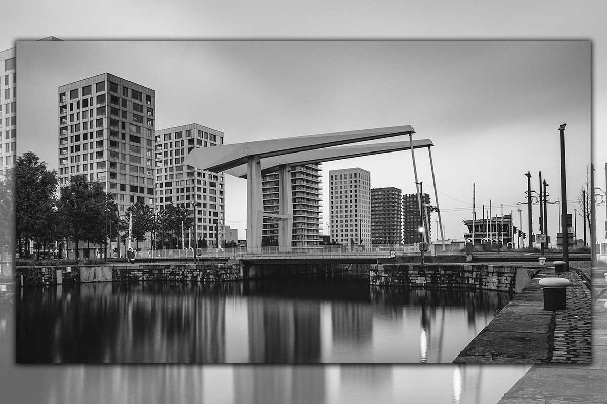 Iconische Londenbrug op het Eilandje, Antwerpen | Panorama | Zwart-Wit