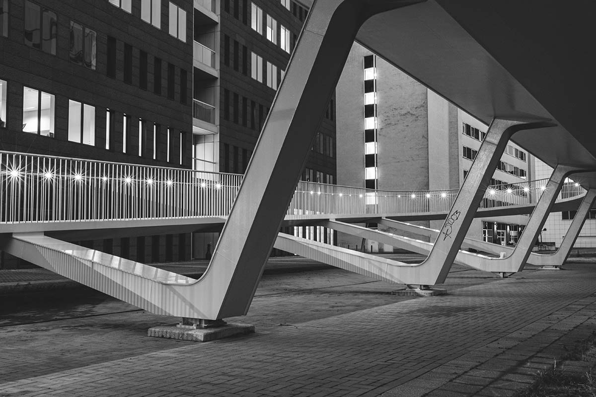 Zwart-wit foto van verlichte fietshelling bij Parkbrug, Antwerpen | Architectuur