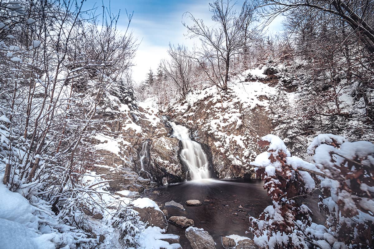 Waterval van Bayehon bedekt onder laagje sneeuw