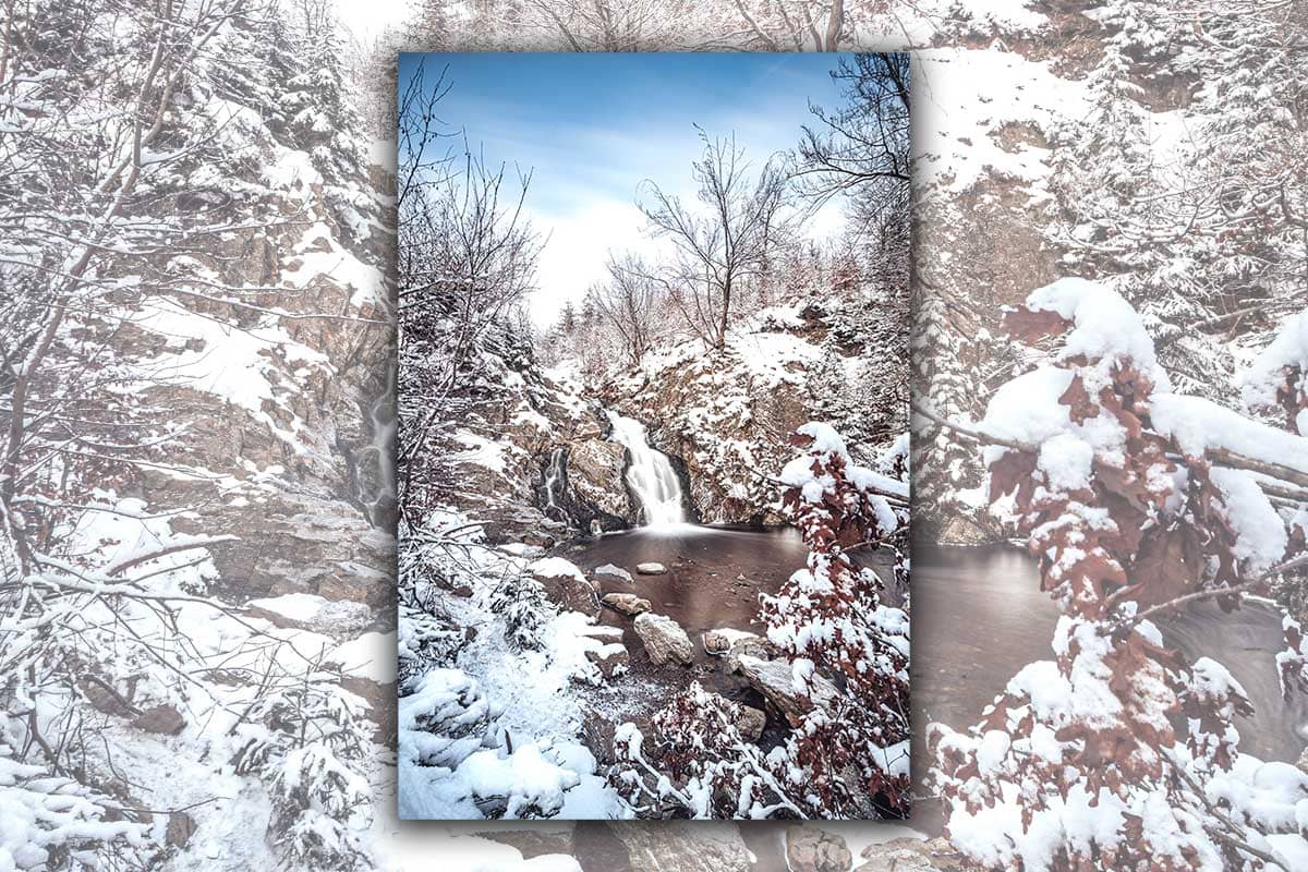 Waterval van Bayehon bedekt onder laagje sneeuw