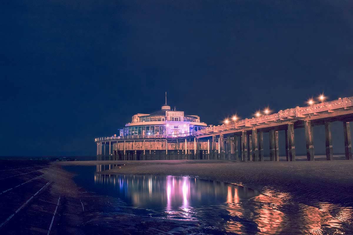 Kleurrijke nachtscène van de Belgium Pier in Blankenberge