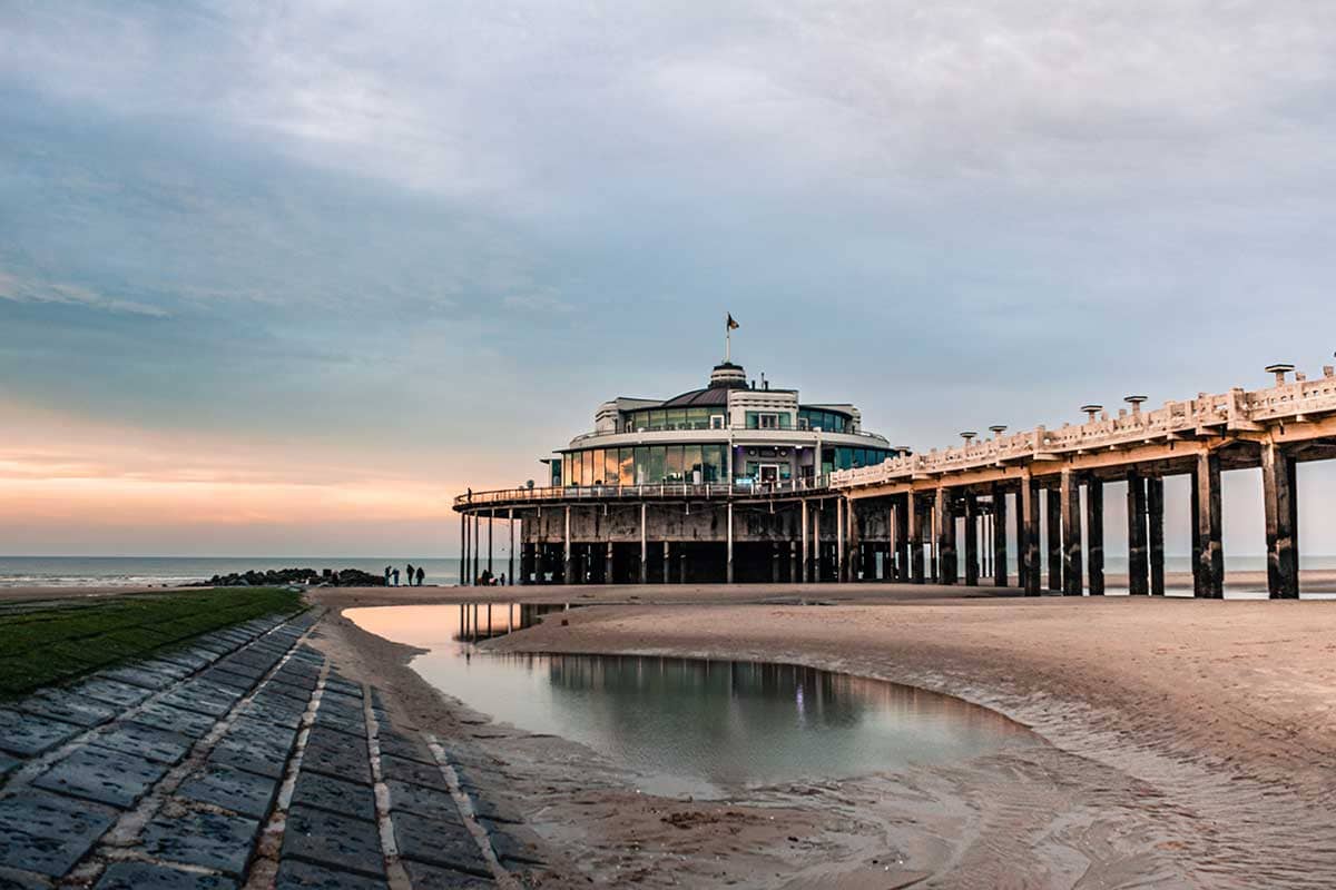 Zonsondergang bij de Pier van Blankenberge aan de Belgische kust