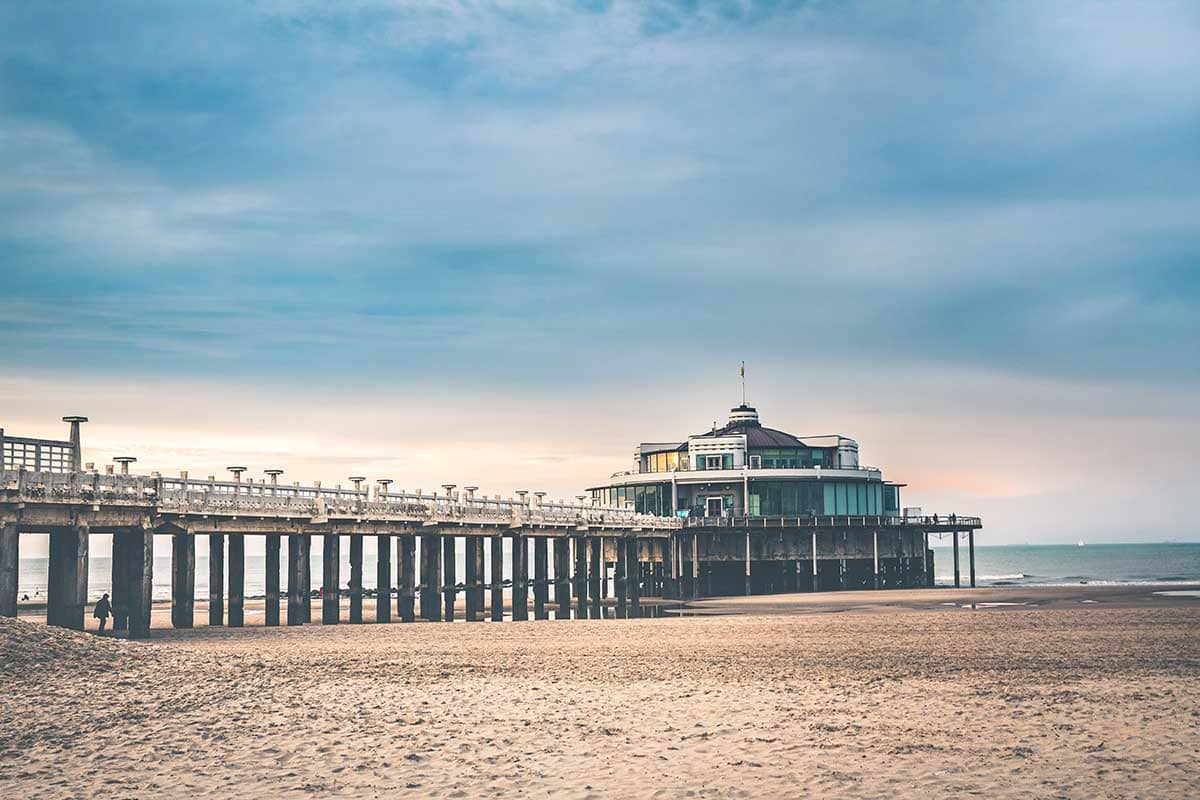 Zonsondergang met pastelkleuren aan de Pier van Blankenberge