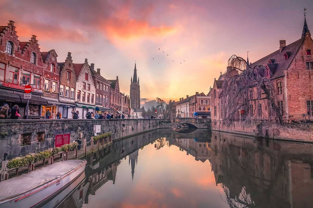 Kleurrijke zonsondergang Rozenhoedkaai: het beroemdste plekje van Brugge