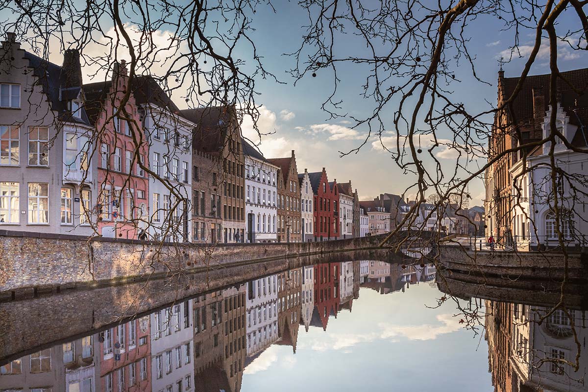 Spiegelrei en Spinolarei met reflectie in het water, Brugge