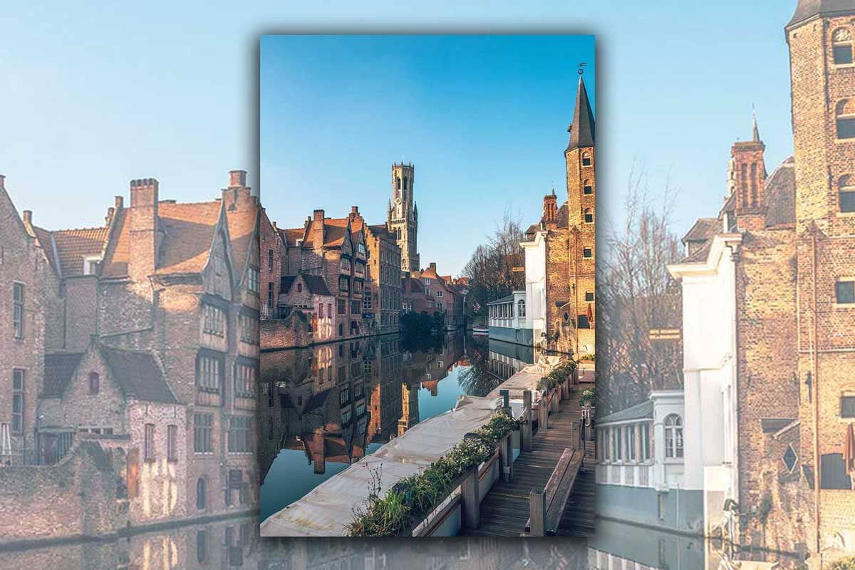 Zicht op Belfort in Brugge met reflectie in Dijver