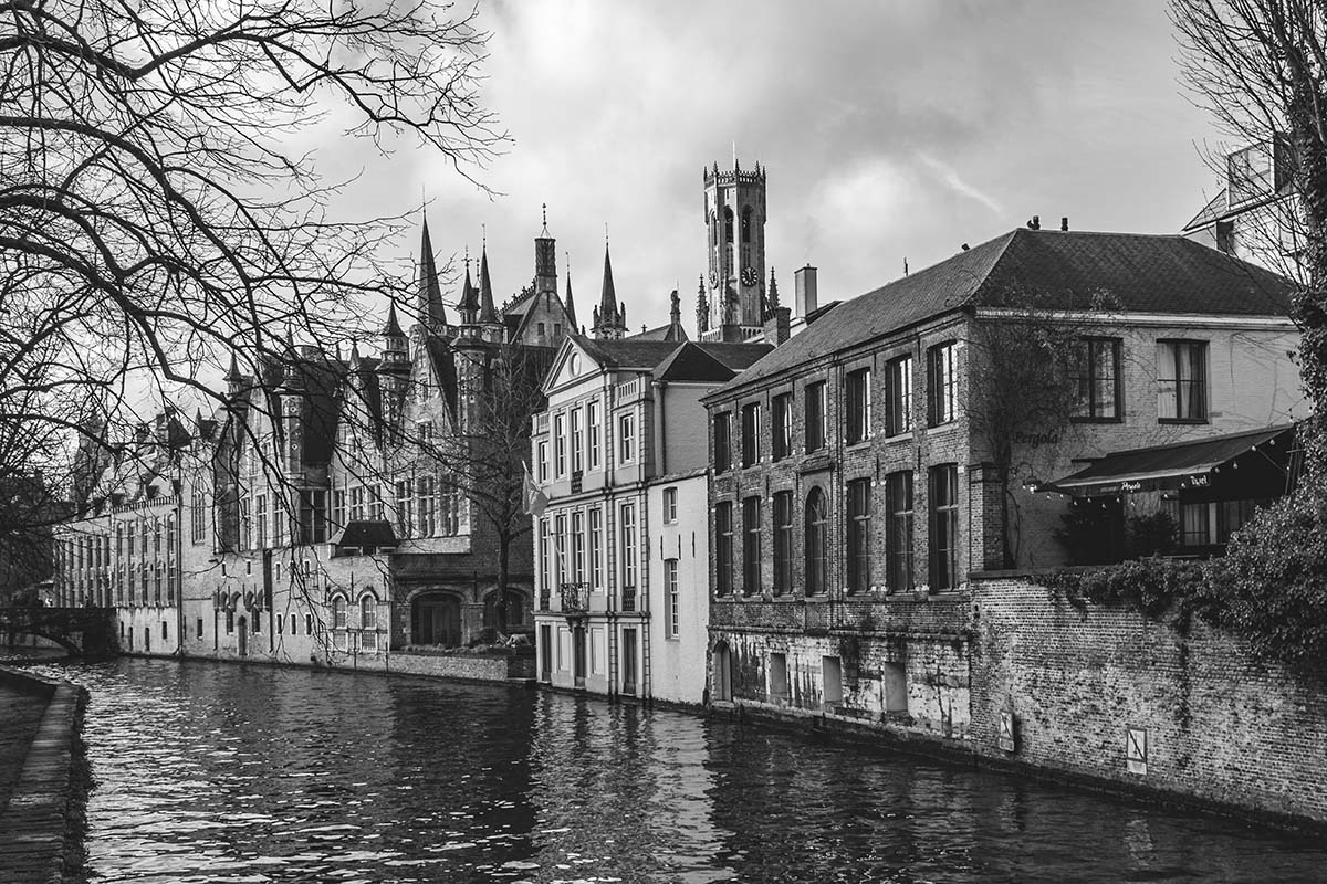 Brugs stadsgezicht vanaf de Meebrug met Belforttoren en Middeleeuwse gevels | Zwart-wit