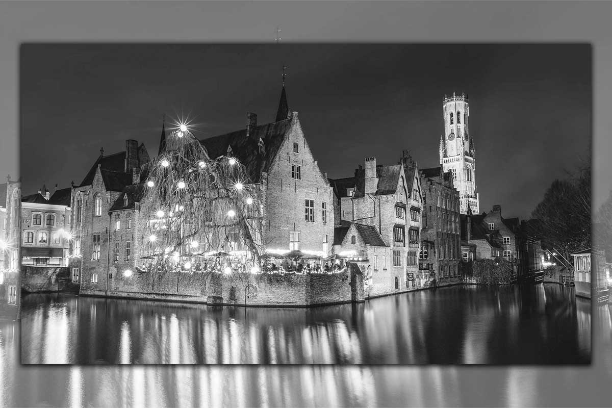 Magisch verlichte winteravond in Brugge | Panorama | Zwart-wit