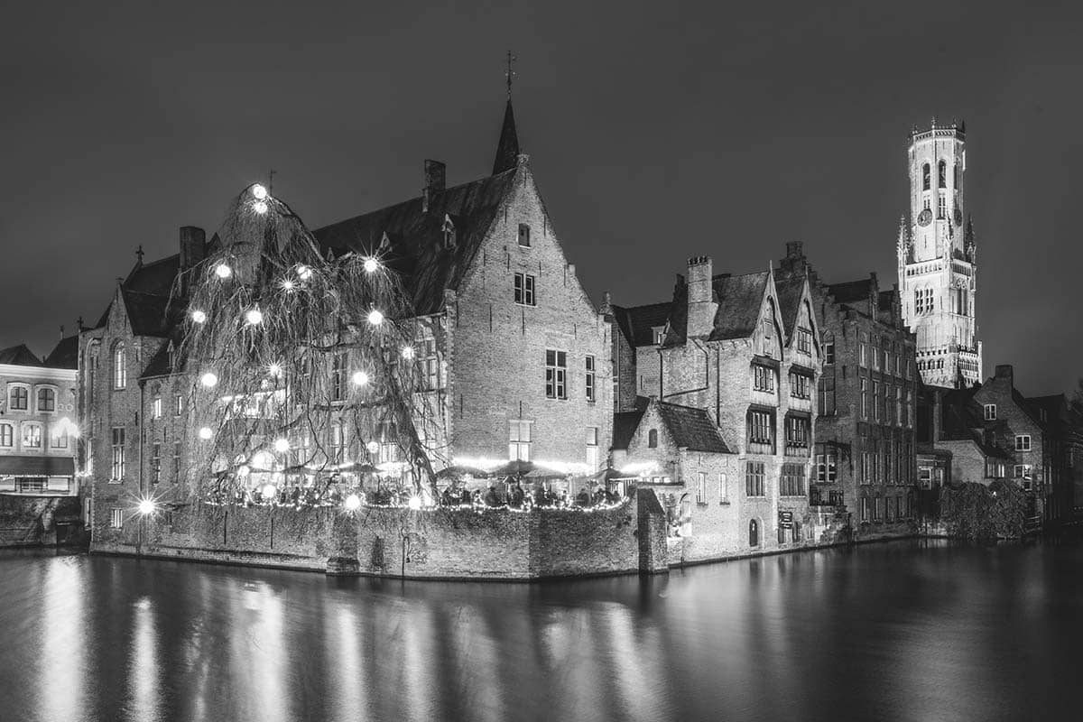 Magisch verlichte winteravond in Brugge | Zwart-wit