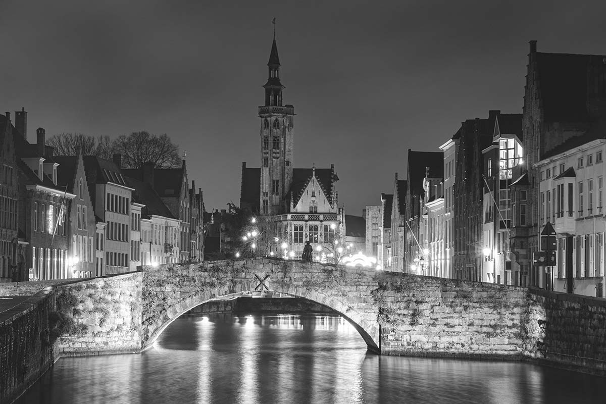 Jan van Eyckplein en Koningsbrug by night in Zwart-Wit | Brugge | Nachtfotografie