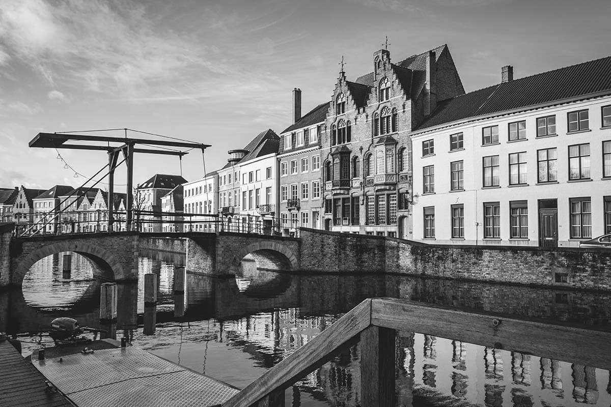 Zicht op Langerei en Ter Duinenbrug in Brugge - Zwart-Wit