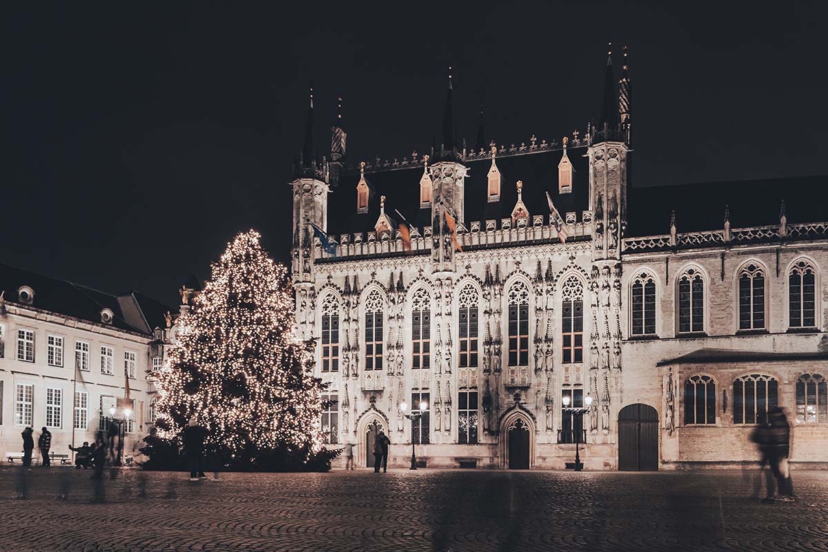 Stadhuis Brugge met Kerstboom bij nacht