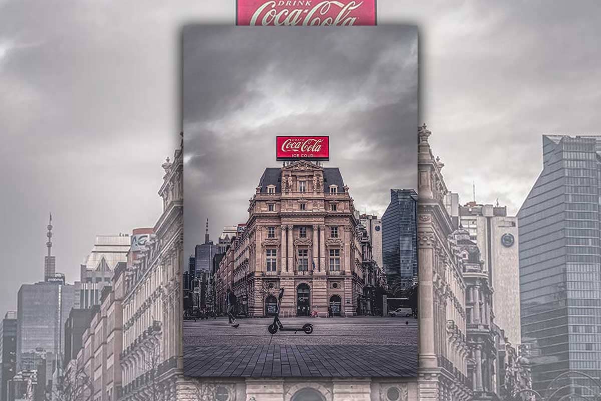 Groot Coca Cola reclamebord op classicistisch gebouw, Brouckèreplein Brussel