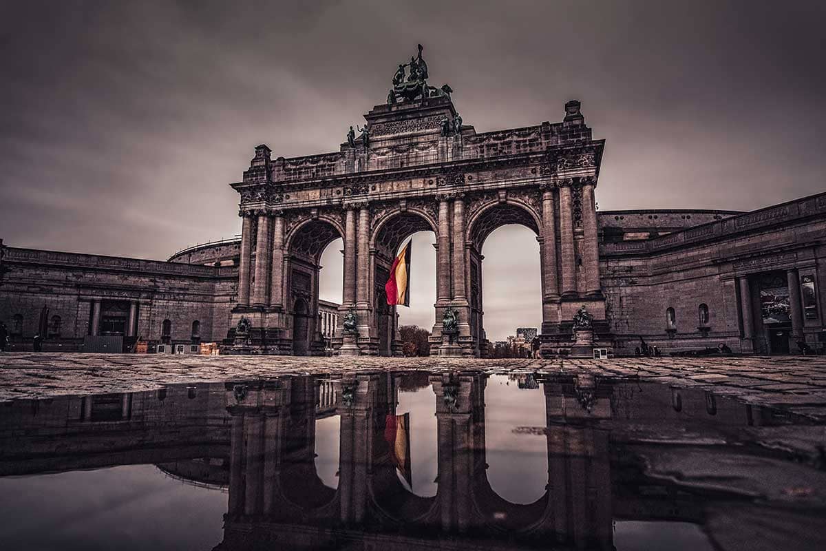 Triomfbogen van de Cinquantenaire in Brussel weerspiegeld in plas water