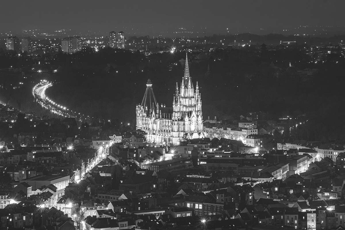 Nachtelijke pracht van de Onze-Lieve-Vrouwekerk in Laeken, Brussel | Zwart-Wit